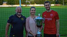 Gruppenbild mit Dame: Bürgermeisterin Marion Frei aus Dettighofen war einst selbst aktive Fußballerin. Nun überreichte die Kreisrätin in ...