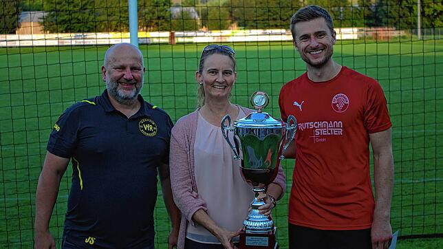 Gruppenbild mit Dame: Bürgermeisterin Marion Frei aus Dettighofen war einst selbst aktive Fußballerin. Nun überreichte die Kreisrätin in ...