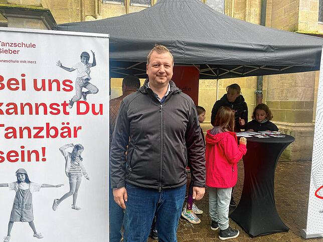 Tanzschulinhaber und -lehrer Andreas Sieber bietet bei der Kinderolympiade eine Station zum Kindertanz mit „ersten Hip-Hop-Elementen“ an.