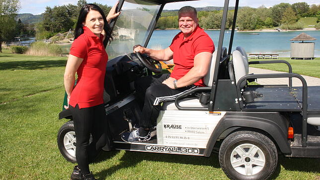 Enno Haß und seine Frau Oksana betreiben seit 1.&nbsp;Mai das Freibad am Salemer Schlosssee. Der Elektro-Buggy ist ihr Dienstfahrzeug. ...