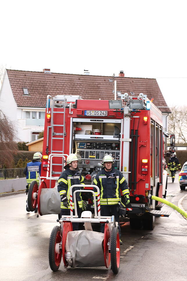 In Warteposition: Feuerwehrleute in Allmendshofen.