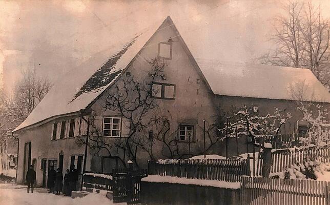 Im Jahr 1907 wohnte an der Stelle, wo früher das Geburtshaus von Jakob Feucht stand, bereits die Familie Restle. 1933 wurde hier Albert ...