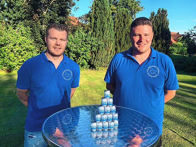 Daniel und Fabio Amann vom Fanfarenzug Graf Zeppelin präsentieren die gebastelten Trommeln.