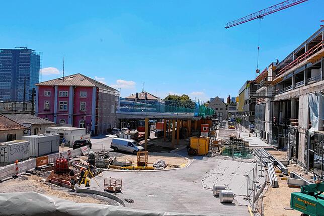 Blick aus dem Cano auf den Bahnhof Singen.