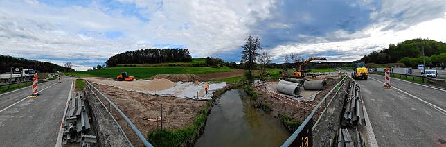 Die L194-Baustelle am 10. Mai. Die Straße verläuft eigentlich gerade, aber durch die Panoramaaufnahme, erscheint sie links und rechts am ...