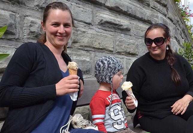 Christine Abele, Tilo und Meike Bärenweiler genießen die Sonne und ihr Eis.