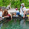 Bei der Märchenführung mit Hannelore Haaf (2. von rechts) trafen (von links) Xhafer, Lena, Isabel, Johannes, Anna und Maria am Brunnen ...