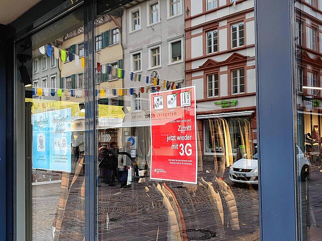 Ein Plakat an einer Ladentür weist auf die 3G-Regel im Einzelhandel hin. Seit 25. Januar müssen Kunden entweder genesen oder geimpft ...