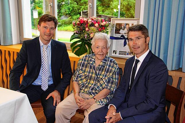 Besuch vom SÜDKURIER zum 90. Geburtstag: Brigitte Weyl 2016 mit Chefredakteur Stefan Lutz und dem damaligen Geschäftsführer Rainer ...