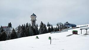 Der noch vor wenigen Tagen mit Schnee bedeckte Feldberg. Der Start der Skisaison hat sich wetterbedingt erneut verzögert.