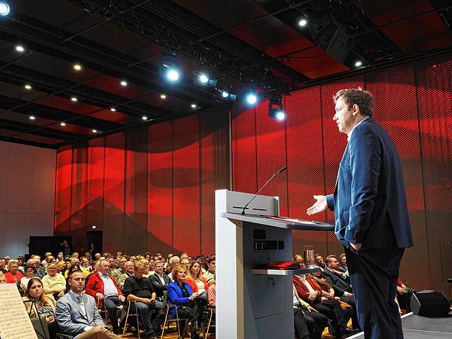 Stargast des Abends: Lars Klingbeil, SPD-Parteivorsitzender, gratuliert den Konstanzer Genossen mit einer mehr als habstündigen, ...