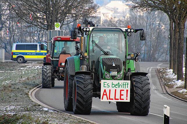 Bild 9: Korso mit 450 Fahrzeugen und Abschlusskundgebung &ndash; Das sind die Bilder