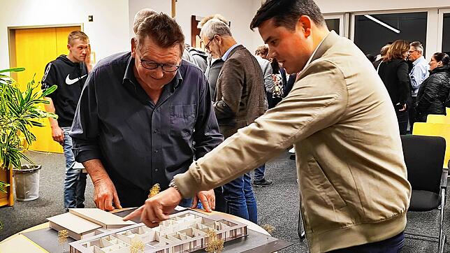 Die Architekten präsentieren ihre Ideen für den Kindergartenneubau, die Zuhörer sind begeistert. Große Begeisterung rief das Modell ...