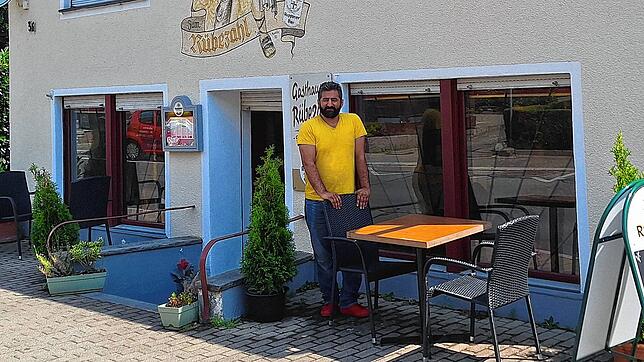 Ahtisham Javed vor seinem Restaurant Red Chilli – noch fehlt das Hinweisschild, noch steht Rübezahl draußen auf der Mauer und einem Schild.