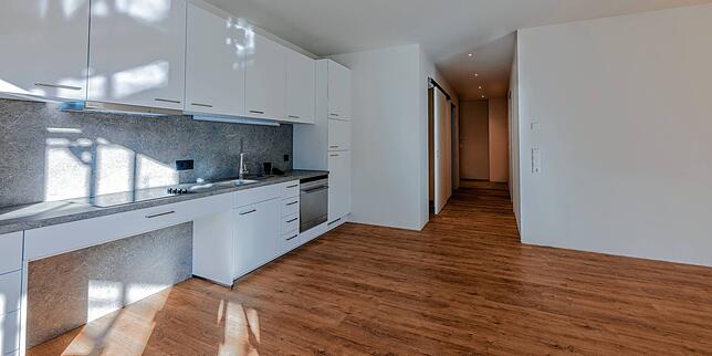 In jeder Wohnung gibt es eine Einbauküche. In den fünf barrierefreien Wohnungen ist ein Teil davon auch mit Rollstuhl unterfahrbar.