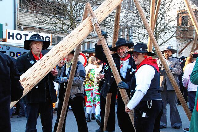 Bild 11: Fasnachts-Auswerfen und Narrenbaumstellen: Bilder des Hochrhein Narrentreffens in Tiengen (Teil 2)