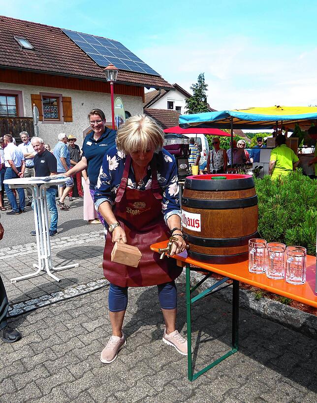 Ortschaftsrätin Heike Bechler beim Fassanstich.