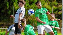 Eine hitzige Partie zwischen dem FC 07 Furtwangen (Denis Ank, Mitte, und Philip Braun) und der SG Kirchen-Hausen (Tim Rösch) mit vollem ...