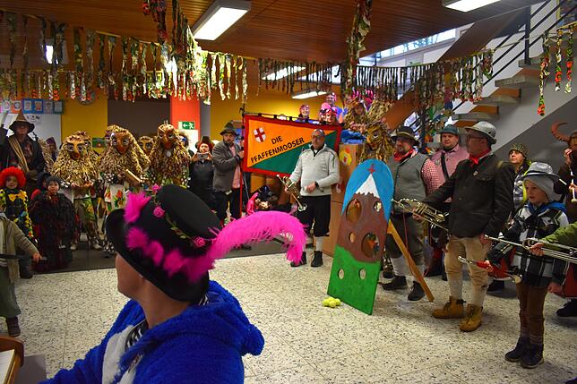 Die Pfaffenmooser Narren befreien am Donnerstag die närrisch bunt geschmückte Grundschule in der Waldsiedlung Reichenau.