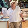 Das Bild zeigt Rudolf Winker im Juli 2025. Seit diesem Jahr hält er offiziell ein Patent auf seinen Einkaufswagen für die Innenstadt.