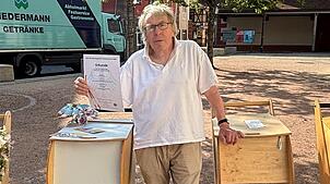 Das Bild zeigt Rudolf Winker im Juli 2025. Seit diesem Jahr hält er offiziell ein Patent auf seinen Einkaufswagen für die Innenstadt.