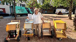 Rudolf Winker mit seinem Herzensprojekt, das nun auch ein offizielles Patent hat. Die Caddys sind mit unterschiedlicher Bereifung ...