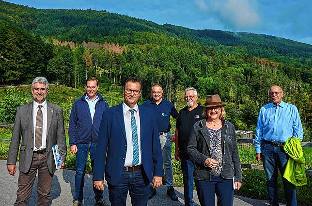 Diskussionsbedarf: Im Wehrer Wald machten sich Bürgermeister Michael Thater, Bundestagsabgeordneter Felix Schreiner (CDU), der Minister ...