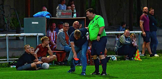 Bild 31: Zwölf Tore fallen beim Derby der Legenden in Rheinfelden &ndash; und wir haben die Bilder!