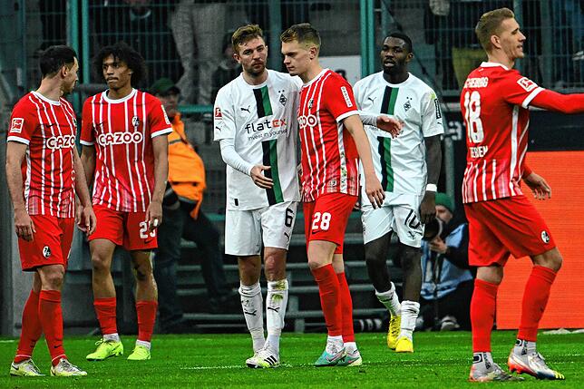 Gladbachs Christoph Kramer (l) und Freiburgs Matthias Ginter nach dem Spiel.