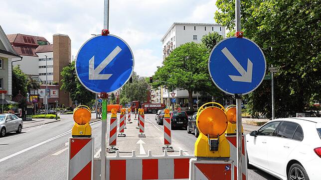 Immer noch stehen die Warnbaken in der Allmannsdorfer Straße vor der Ampel am Zähringerplatz. Wie lange werden sie noch das Stadtbild ...
