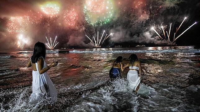 Vier Stunden nach Deutschland feiern auch die Menschen am Strand der Copacabana in Rio de Janeiro den Beginn des neuen Jahres. (Archivbild)