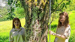 Das Bild zeigt die aktuellen Teilnehmerinnen am Freiwilligen Ökologischen Jahr (FÖJ), Ronja Hilzinger (links) und Svea Rimmelspacher ...