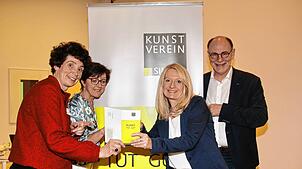 Der Kunstverein Singen startet mit neuem Programm (von links): Ulrike Veser, Martina Fahr-Rackow, Catharina Scheufele vom Kulturbüro und ...