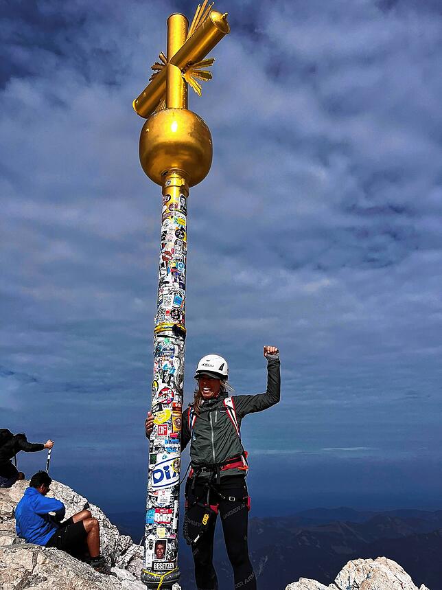 Theresia Bohnert beim Gipfelkreuz der Zugspitze in rund 2900 Metern Höhe. Zu ihrem 50- Geburtstag vor zwei Jahren bestieg die ...