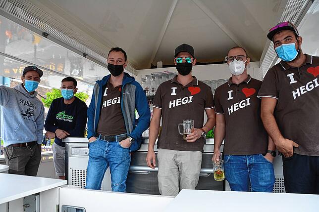 „Die Hegianer“ bewirten während des ganzen Wochenendes den Getränkeausschank auf dem Rathausplatz.