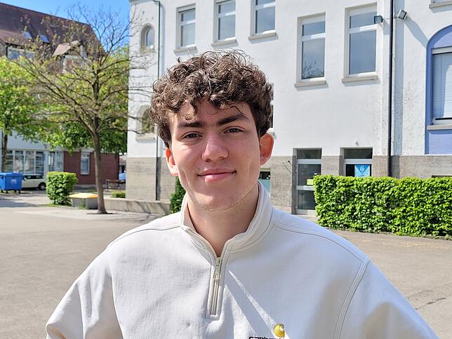 Der 17-jährige Moritz Schreyögg vor dem Graf-Zeppelin-Gymnasiums. Der Schülersprecher hat bereits von einigen Schülern gehört, dass es ...