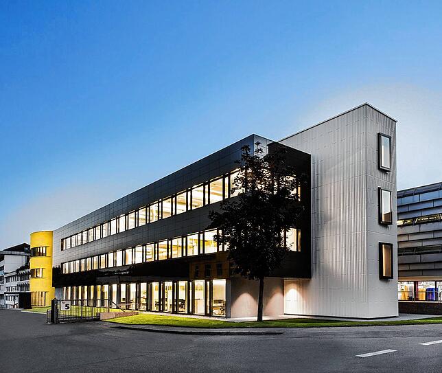 Das Büro- und Empfangsgebäude am Hauptstandort Stühlingen ist das neue Vorzeigeprojekt, das Gebäude erzeugt selbst Energie.