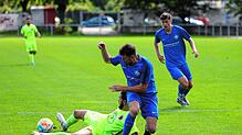 Emre Karademir (Türk.SV, links) bremst Nico Riesterer (FC Neustadt).