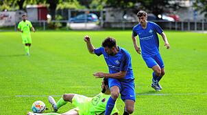 Emre Karademir (Türk.SV, links) bremst Nico Riesterer (FC Neustadt).