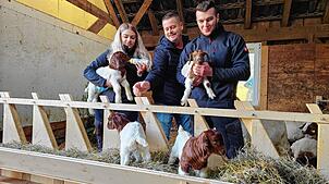 Viel Freude an ihrer Burenziegen-Zucht haben Lenja Kiefer, Nico Lorenz und Jörg Sutter. Kurz vor Weihnachten gab es Vierlinge im Stall ...