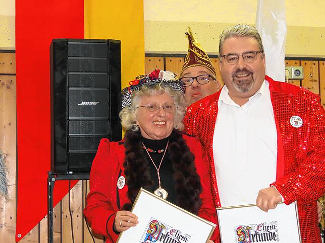 Die Öflinger Fasnachtsurgesteine Irmgard Baumgartner und Matthias Huber haben von der VHN die bronzene Ehrennadel erhalten. Schelmisch ...