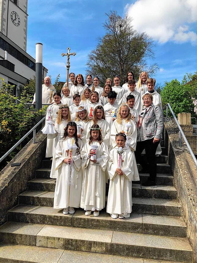 Elf Jungen und Mädchen haben am Sonntag, 27. April, in Erzingen die heilige Erstkommunion empfangen.