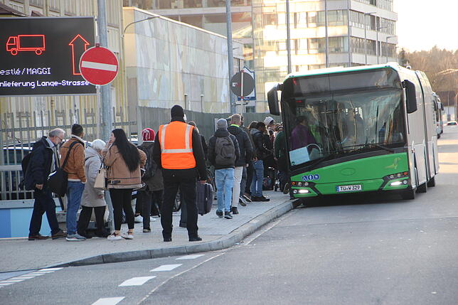 Menschen steigen in den Bus als Schienenersatzverkehr ein. Auf den ersten Blick ist er als solcher aber nicht ersichtlich. Auch das ist ...