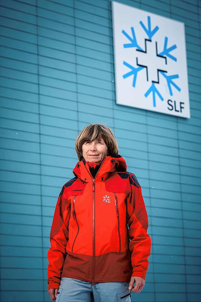 Die Geographin Christine Pielmeier ist Lawinenerwarnerin am Schweizer Institut für Schnee- und Lawinenforschung mit Sitz in Davos.