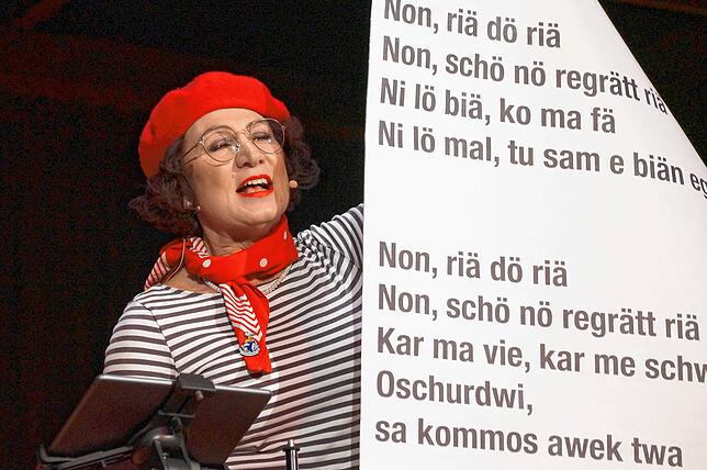 Stand-up-Comedian und Sängerin Barbara Mauch, „Singing Barbara“, begeisterte beim Bunten Abend in Espasingen 2023.