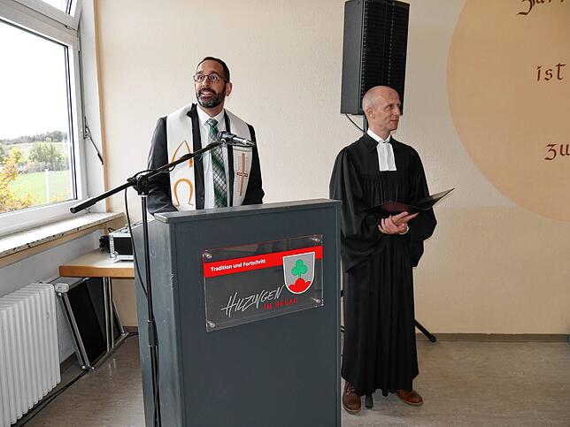 Vieles erhielt in der Kirchengemeinde durch Pfarrer Gompper den Segen: Feuerwehrautos und -häuser, Kunstrasenplatz, Uniformen und hier ...