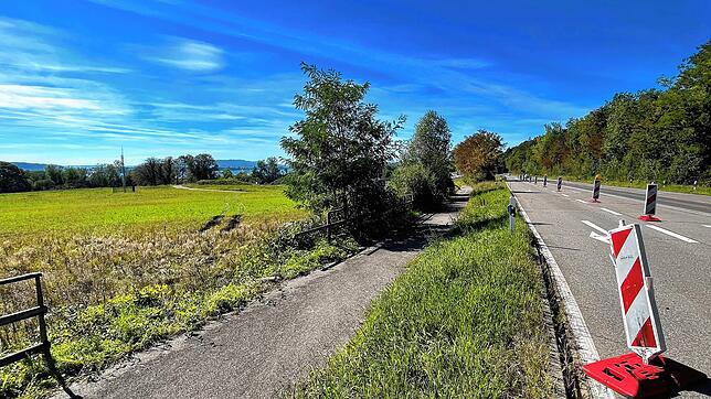 An dieser Stelle durchbrach das Auto den Holzzaun und stürzte den Abhang hinab. Beide Insassen wurden beim Unfall verletzt.