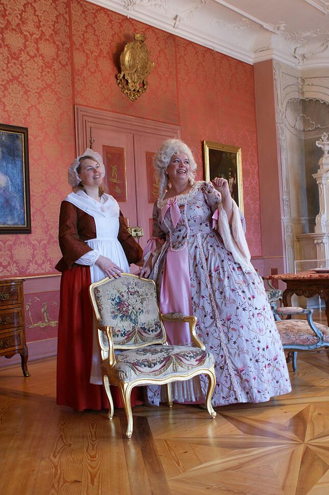 Eine Kostümführung für Kinder findet im Neuen Schloss statt.