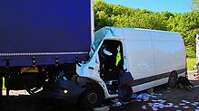 Der Transporter fuhr mit voller Wucht auf den Lastwagen auf.