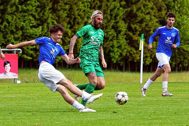 Bild 9: Der TSV Aach-Linz kantert Spfr Owingen-Billafingen 7:0 nieder. Wir waren mit der Kamera dabei.